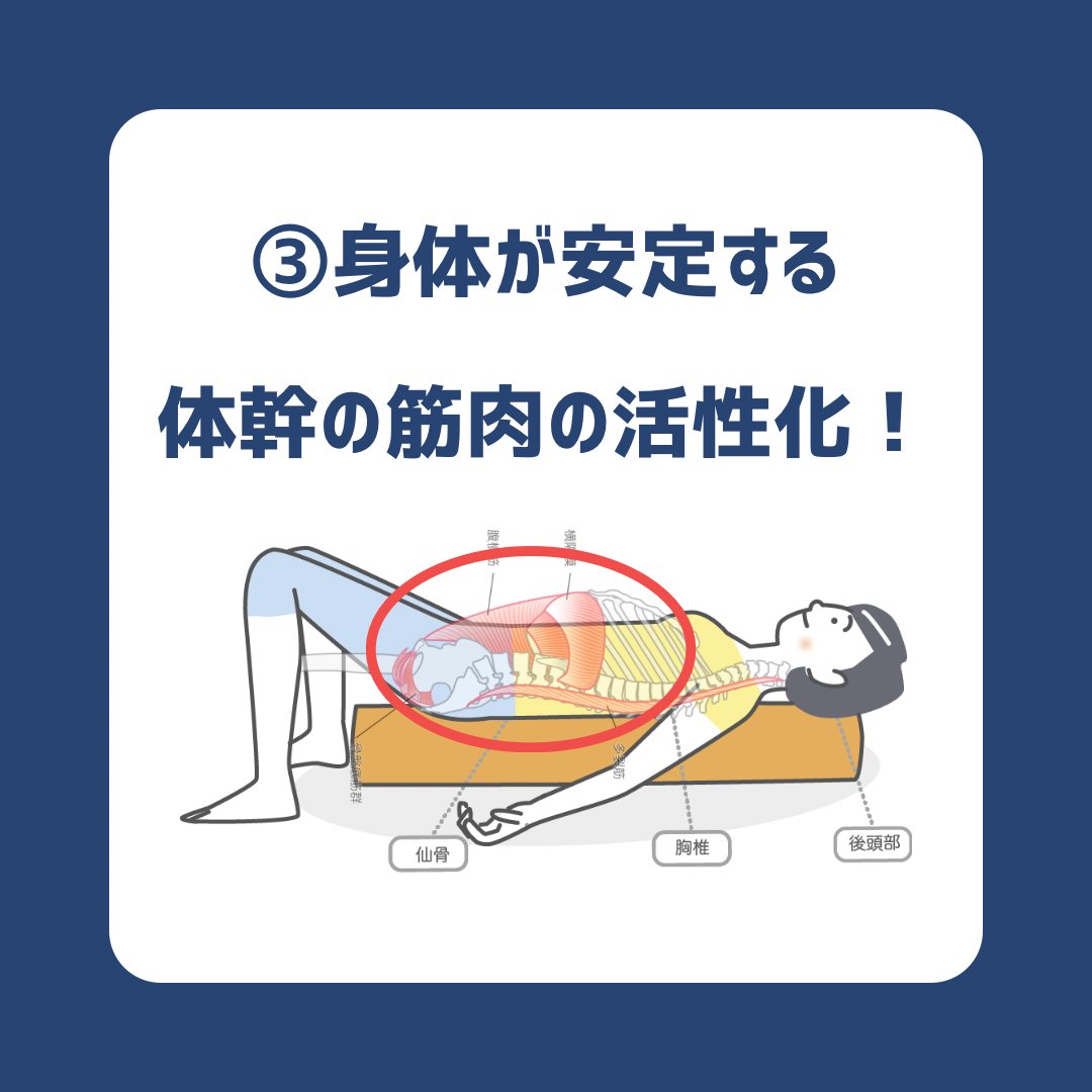 パスタを食べる女性